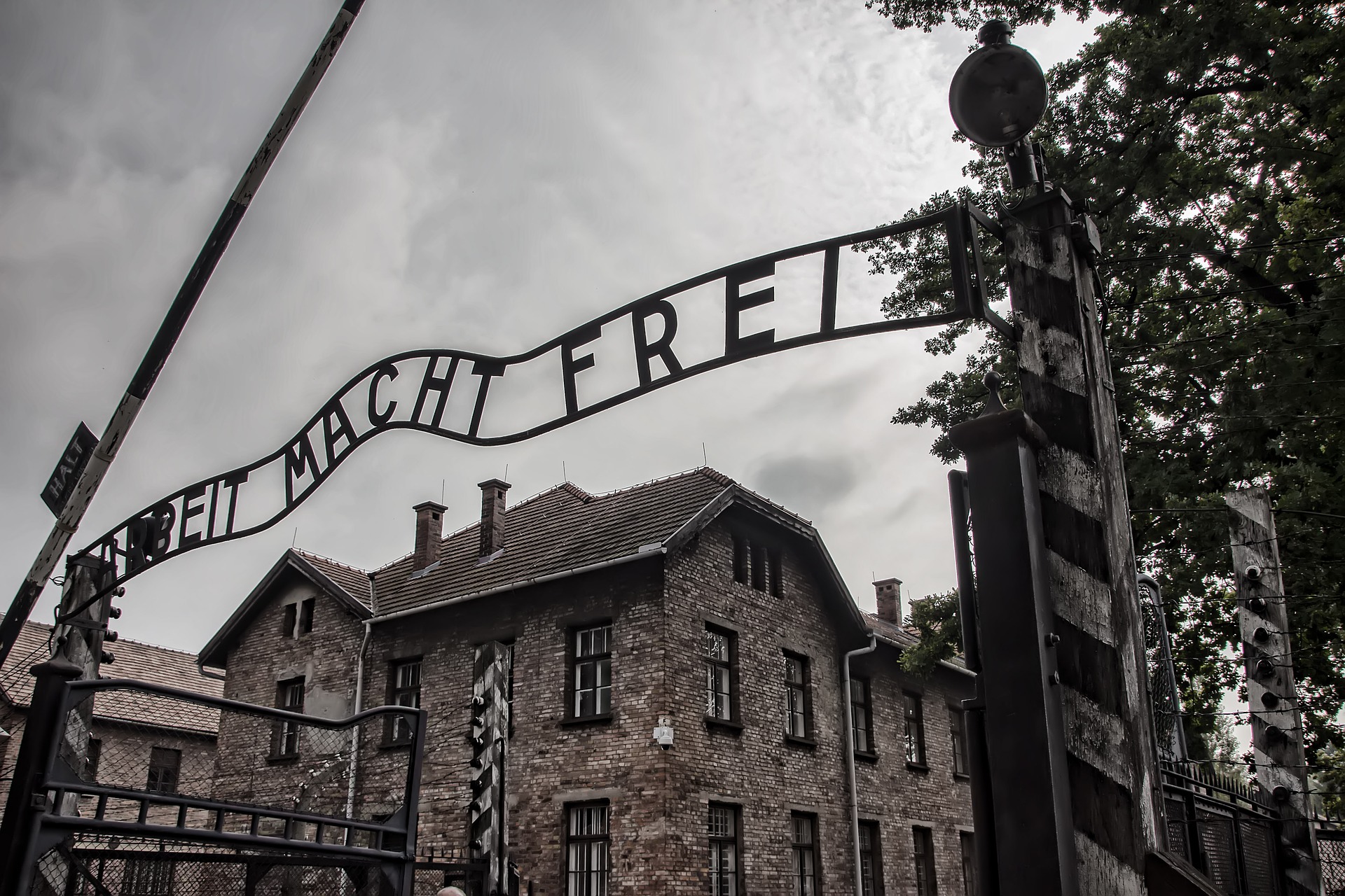 auschwitz-i-3671389_1920